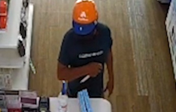 Cam dao di cuop tien tai cua hang sua o TP.HCM hinh anh