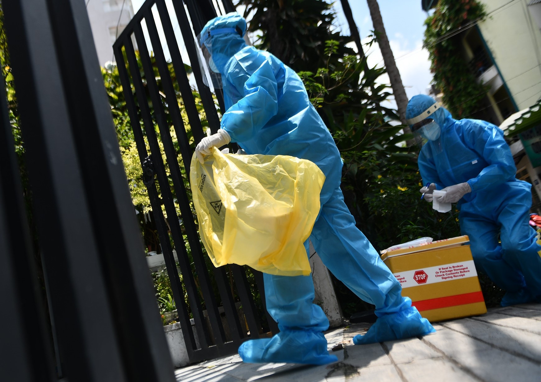 Thanh nien nhiem nCoV khong che nguoi phu nu o TP.HCM hinh anh