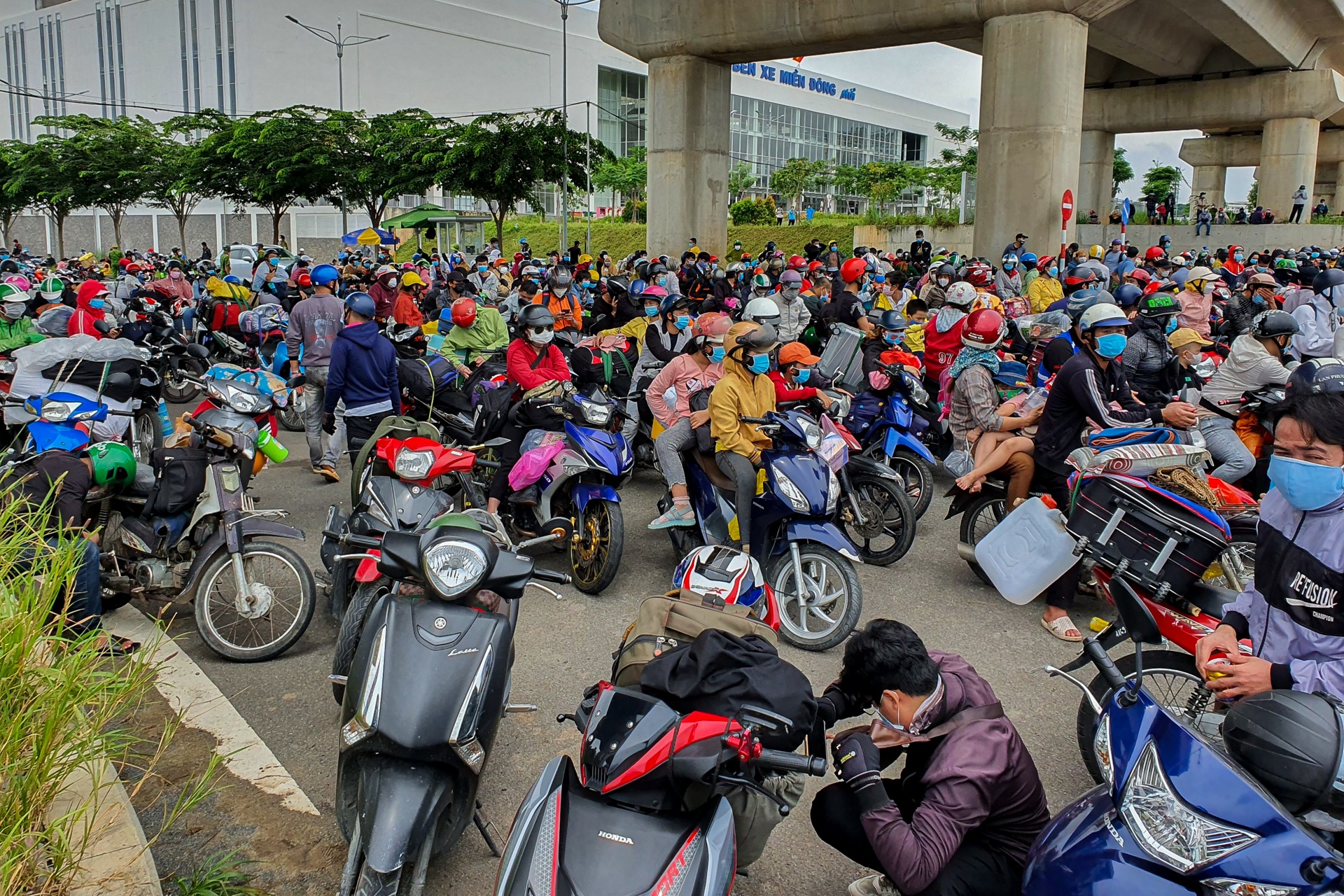 nguoi dan roi TP.HCM ve que anh 3