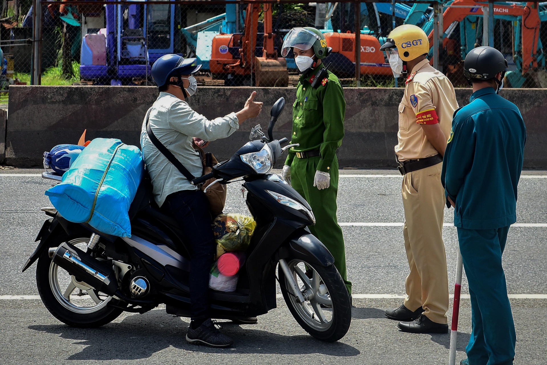 nguoi dan roi TP.HCM ve que anh 4