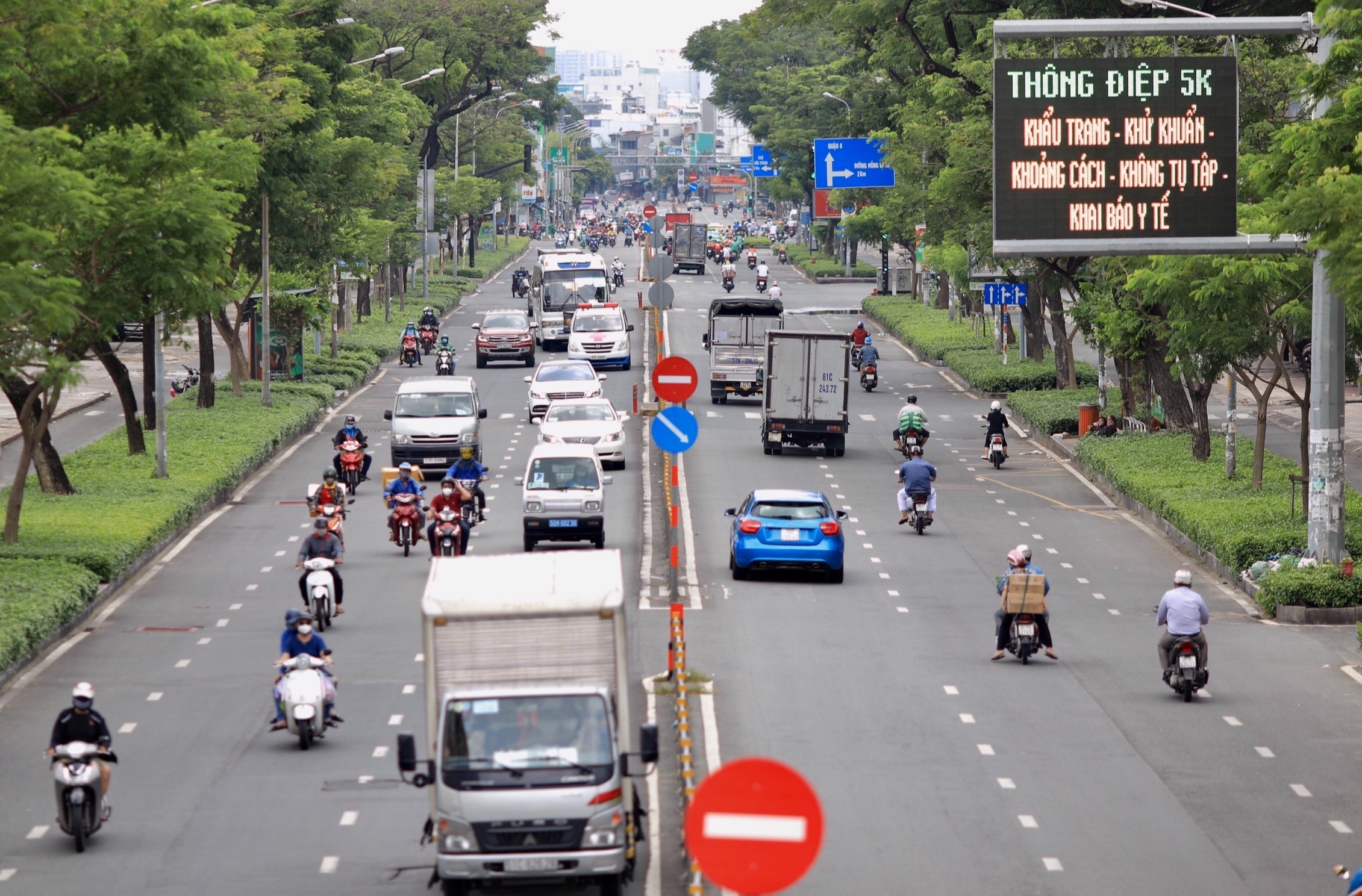 Duong pho TP.HCM dong duc tro lai hinh anh