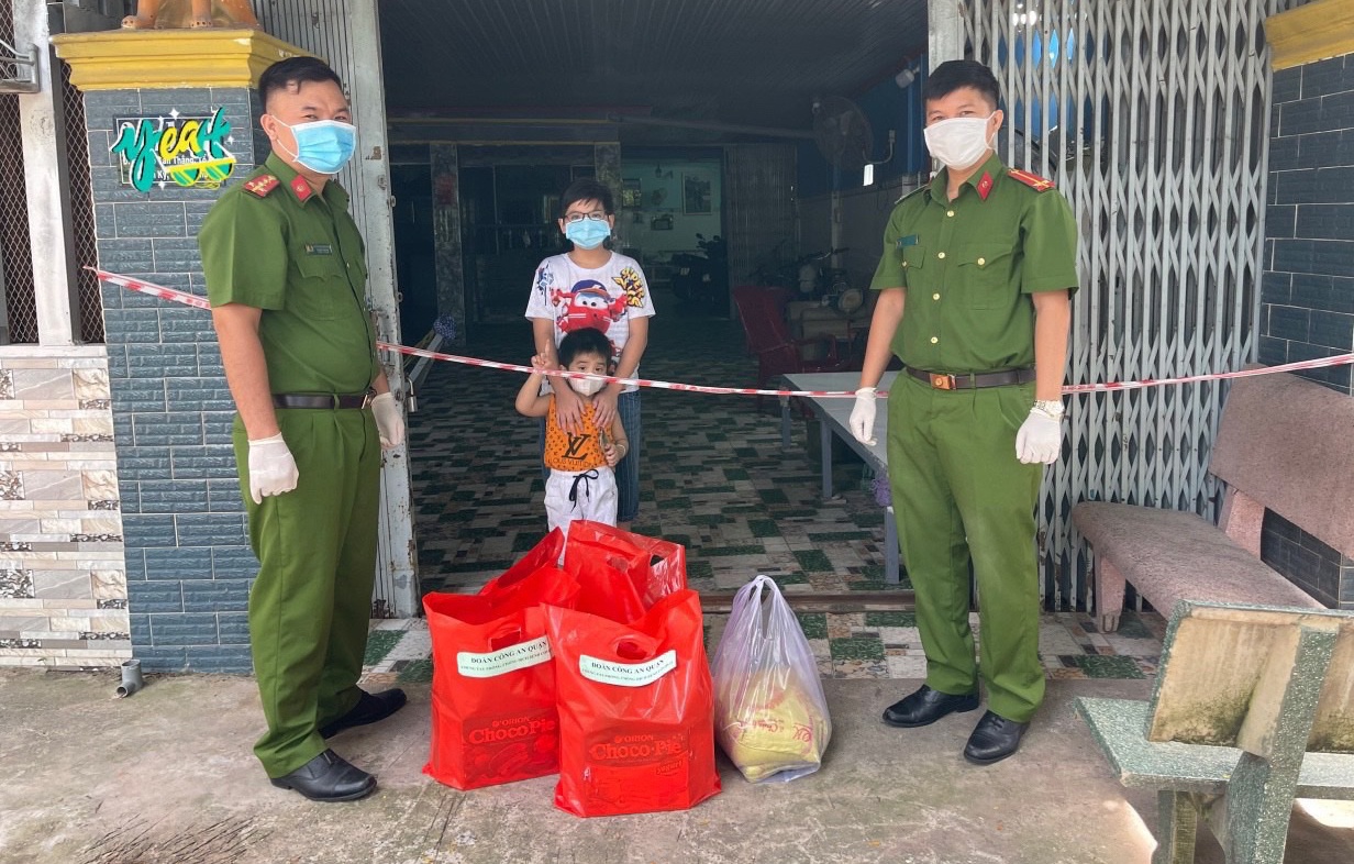 Phan phoi luong thuc mien phi tan nha cho nguoi dan thi tran Long Hai hinh anh