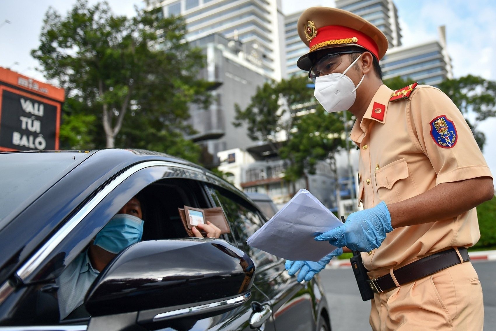 Nhieu nguoi o TP.HCM bi phat vi ra duong sang 23/8 hinh anh