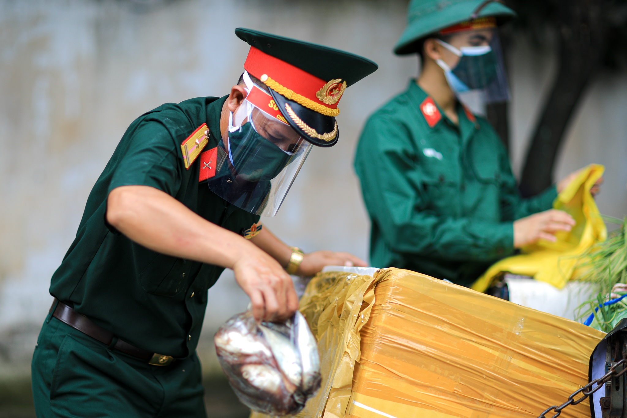 Cong an va quan doi trao qua cho dan anh 2