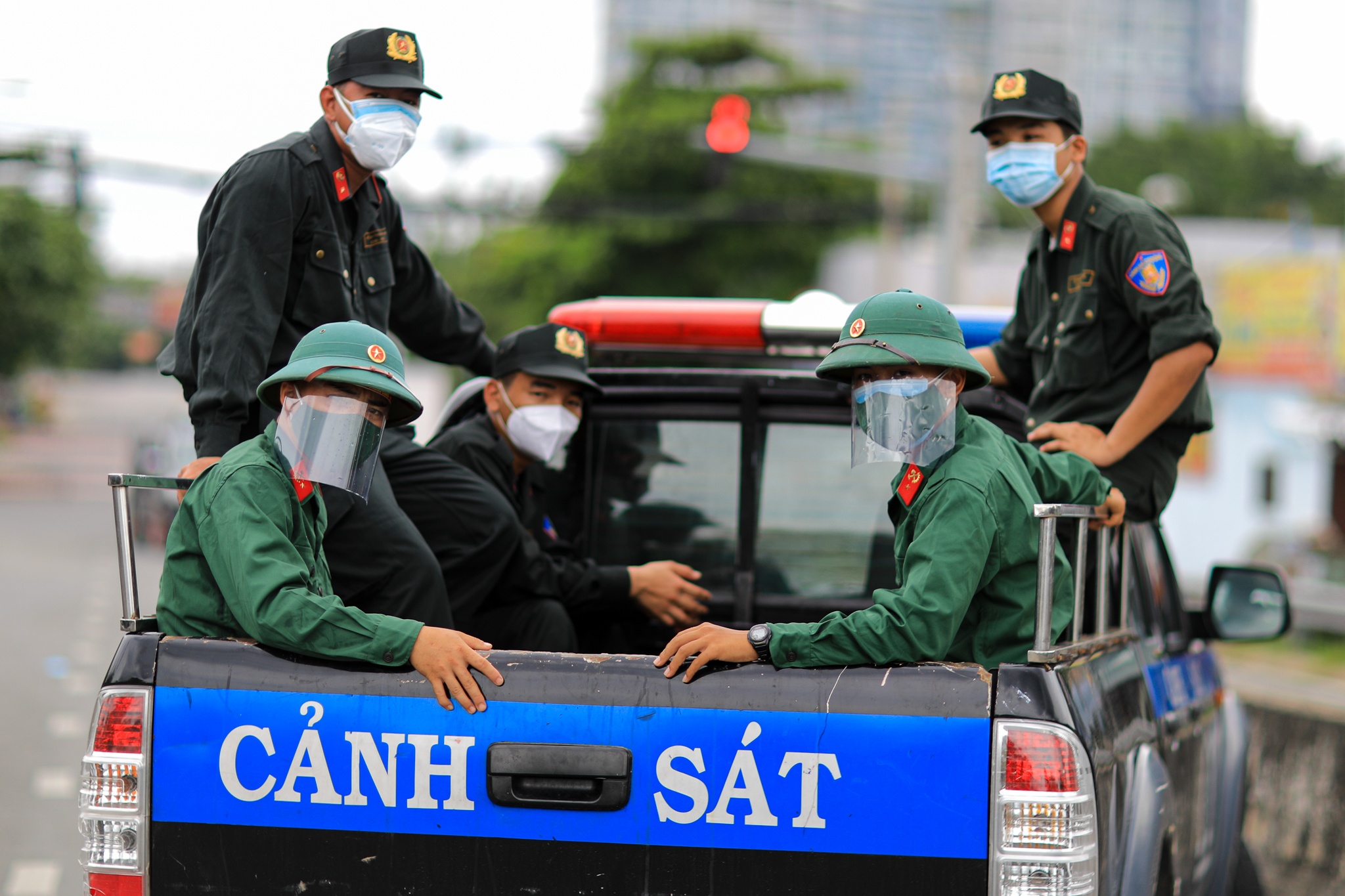 Cong an va quan doi trao qua cho dan anh 4