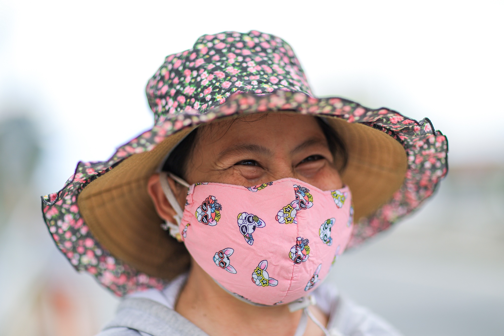 Cong an va quan doi trao qua cho dan anh 7