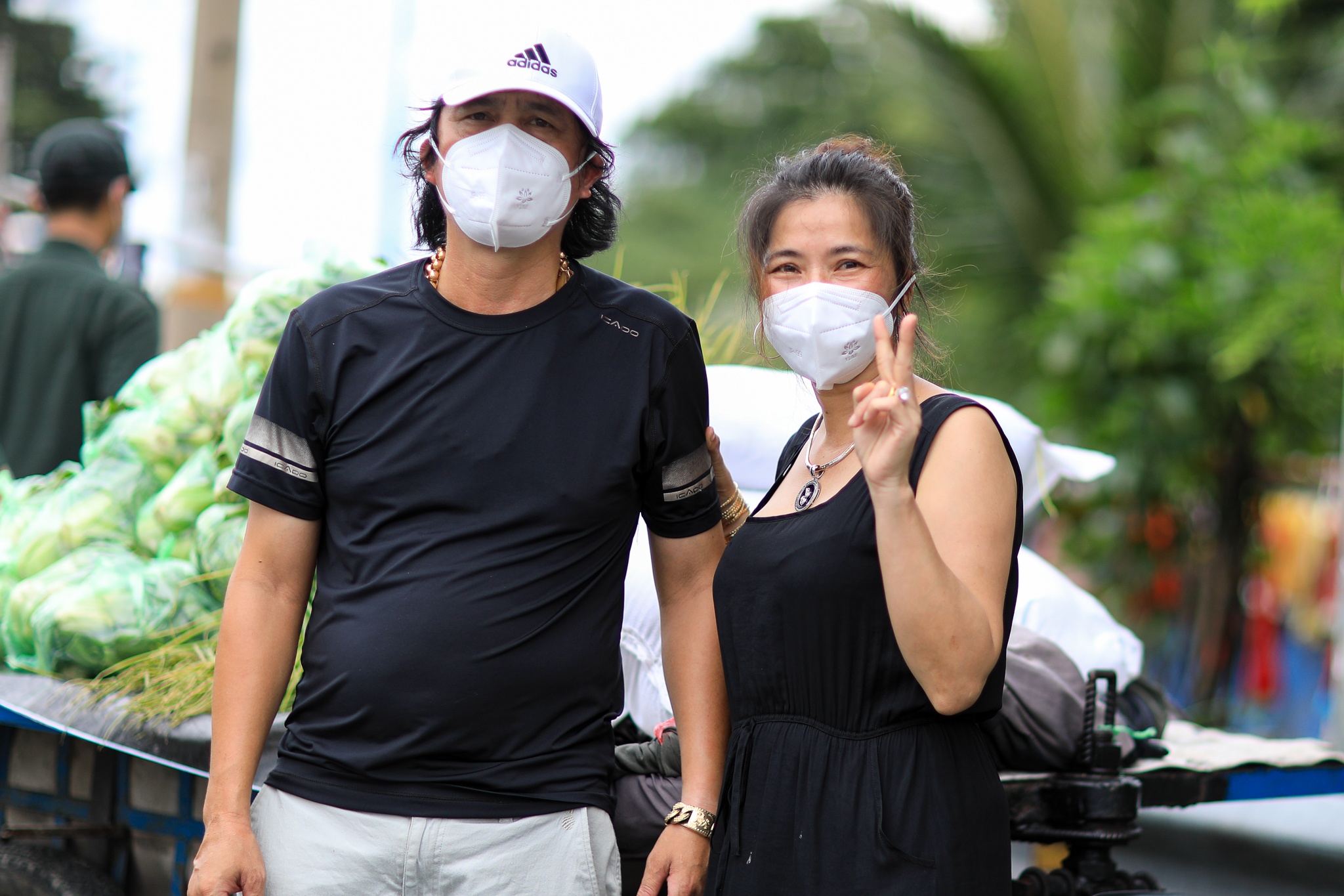 Cong an va quan doi trao qua cho dan anh 12