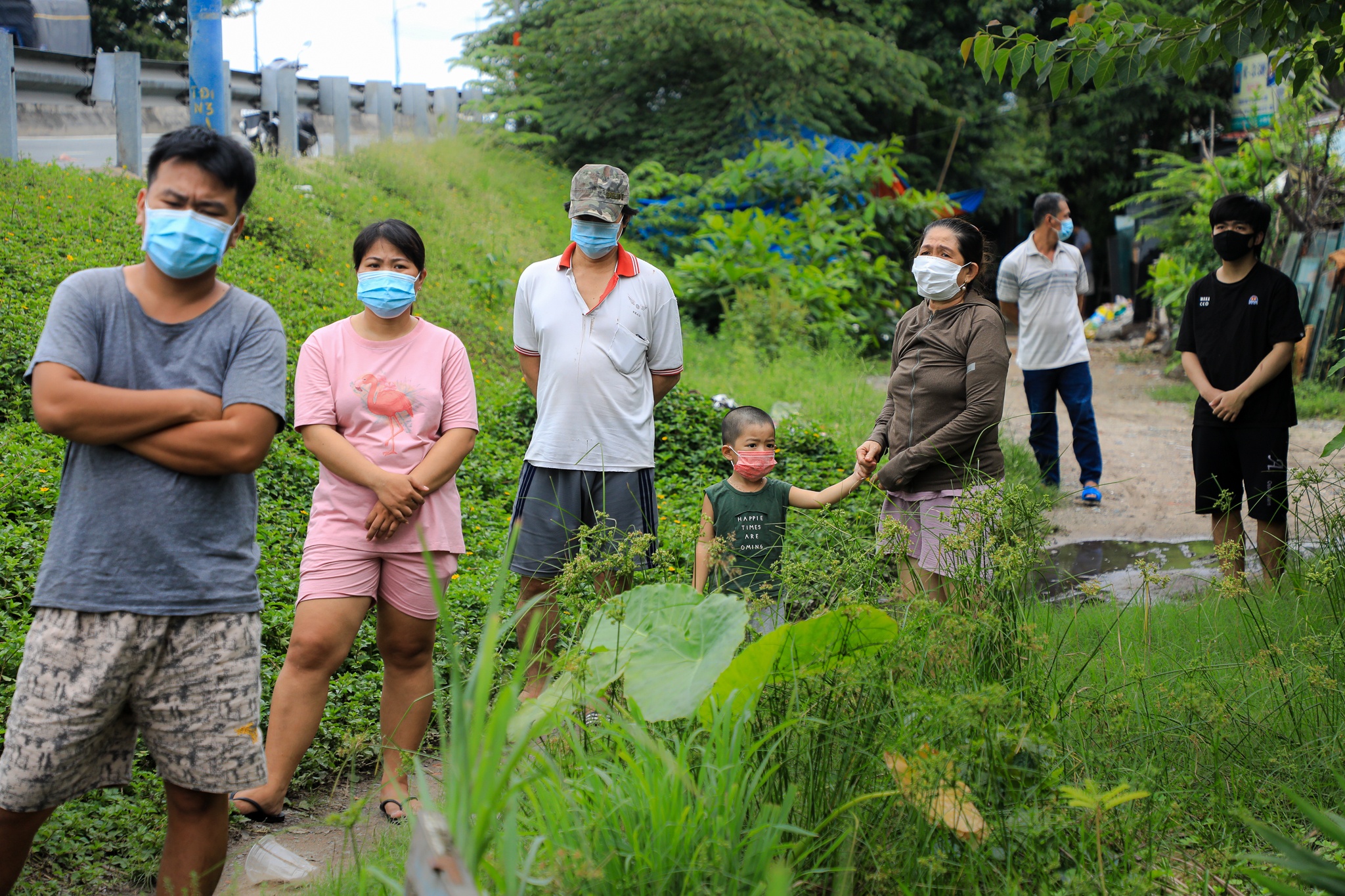 Cong an va quan doi trao qua cho dan anh 5