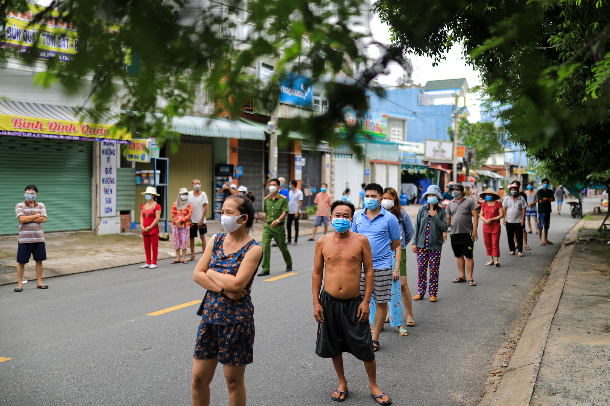 Cong an va quan doi trao qua cho dan anh 9