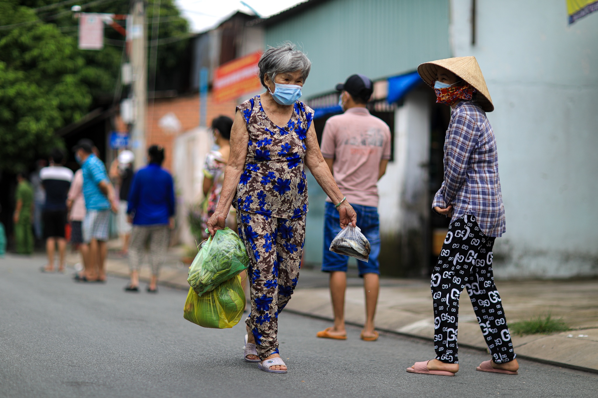 Cong an va quan doi trao qua cho dan anh 10