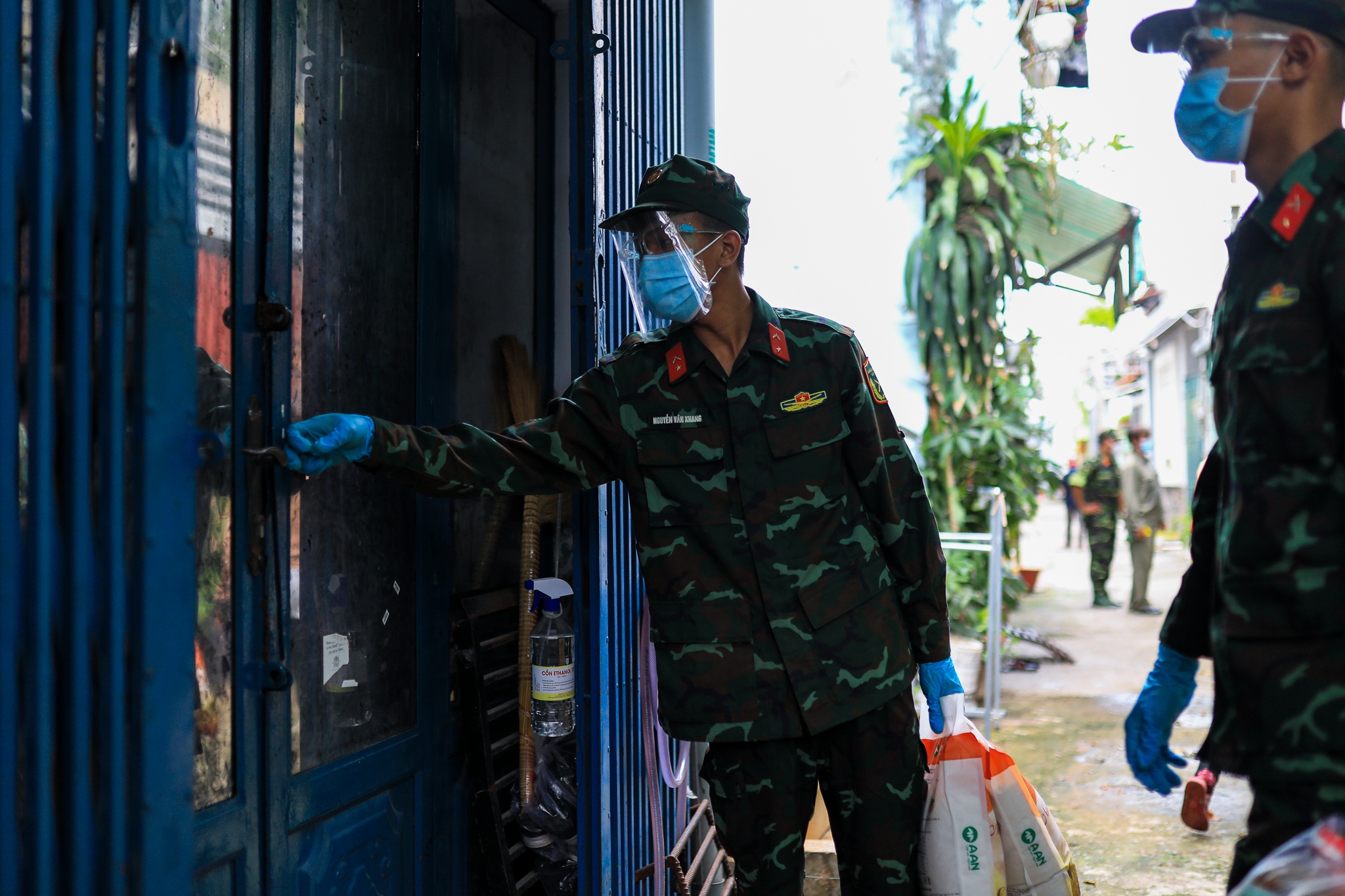 bo doi trao qua cho dan o TP.HCM anh 6