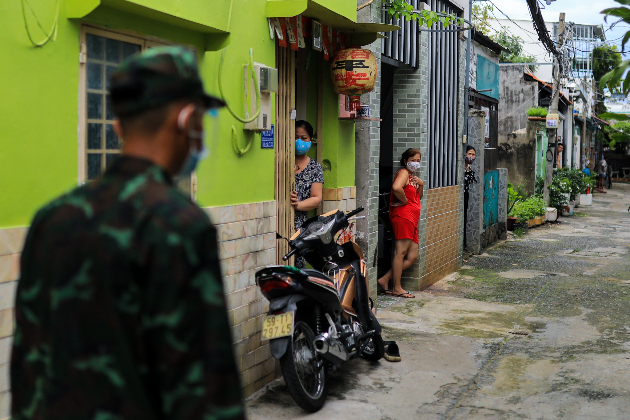 bo doi trao qua cho dan o TP.HCM anh 9