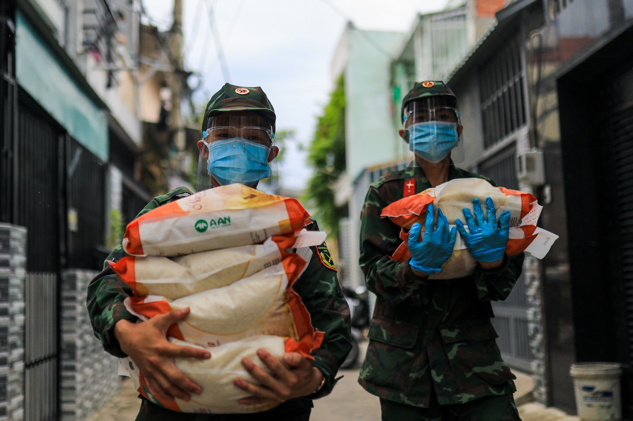 bo doi trao qua cho dan o TP.HCM anh 3