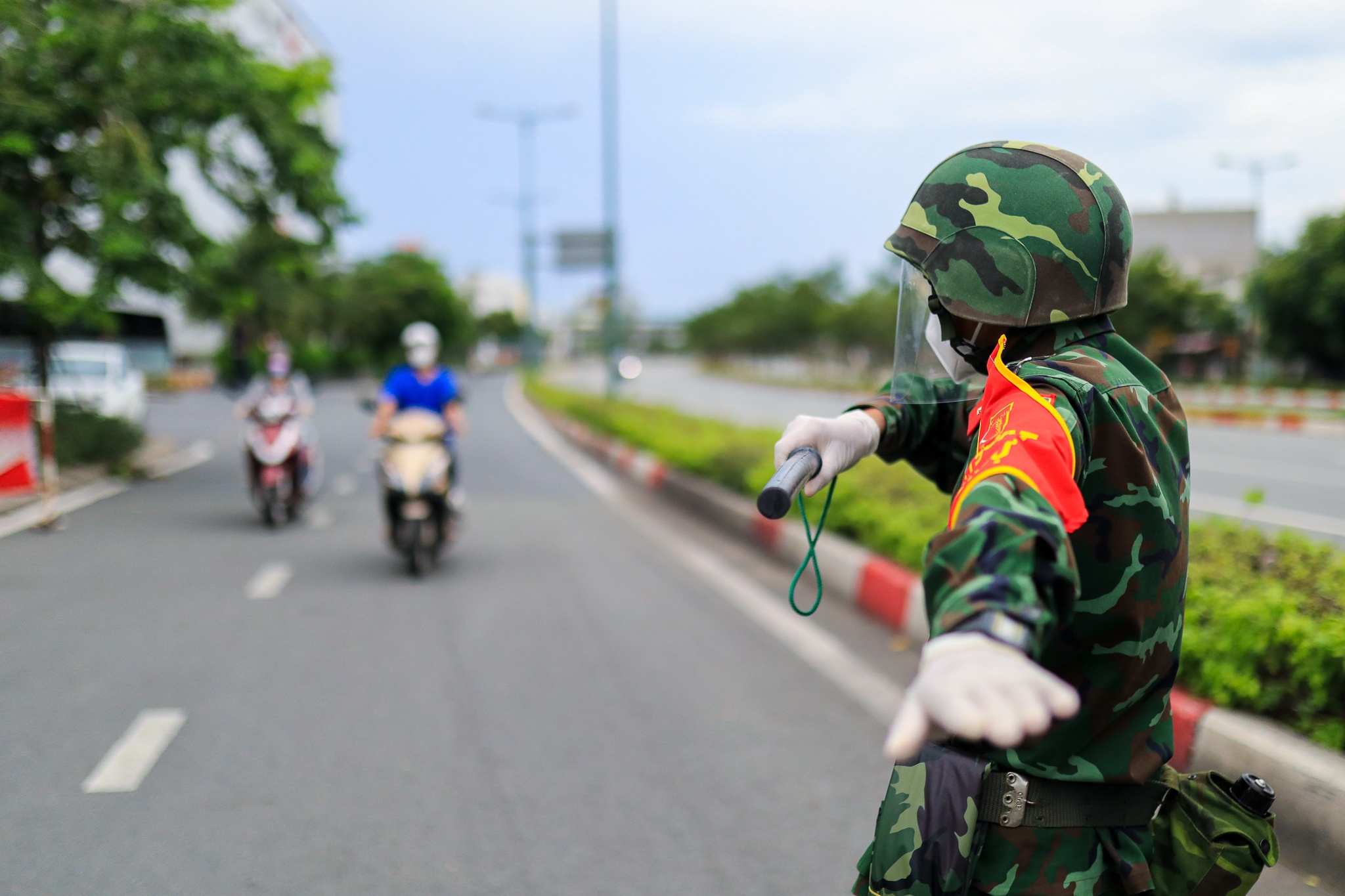 Canh sat luu thong tin nguoi di duong o TP.HCM anh 1