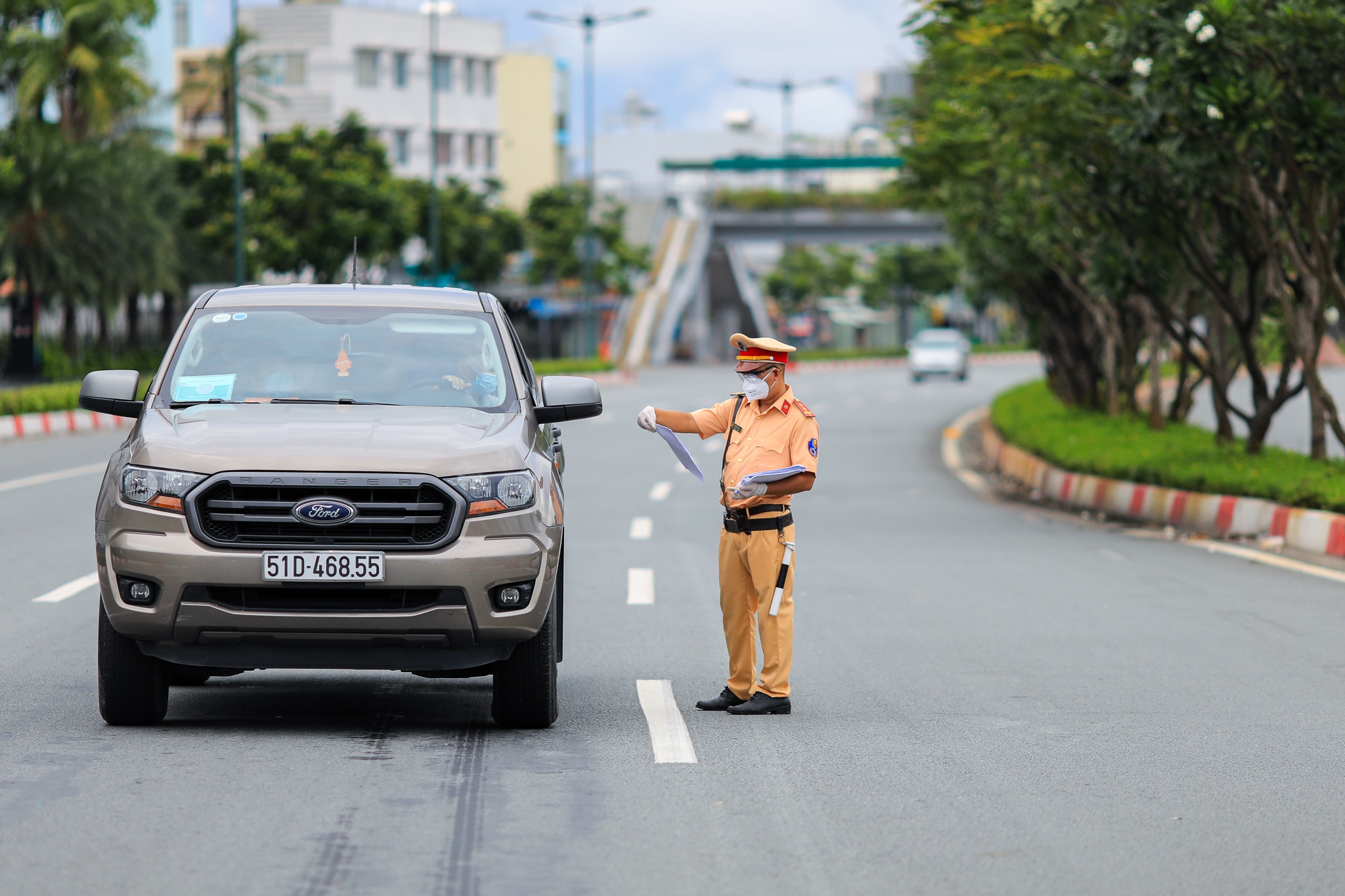 Canh sat luu thong tin nguoi di duong o TP.HCM anh 4