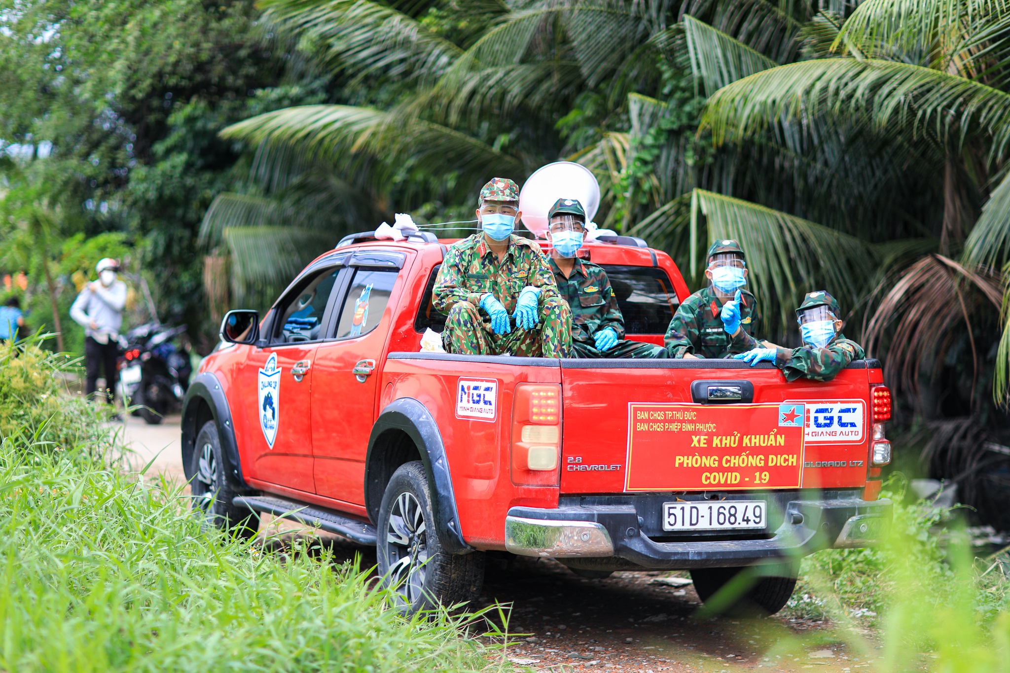 bo doi trao qua cho dan o TP.HCM anh 1