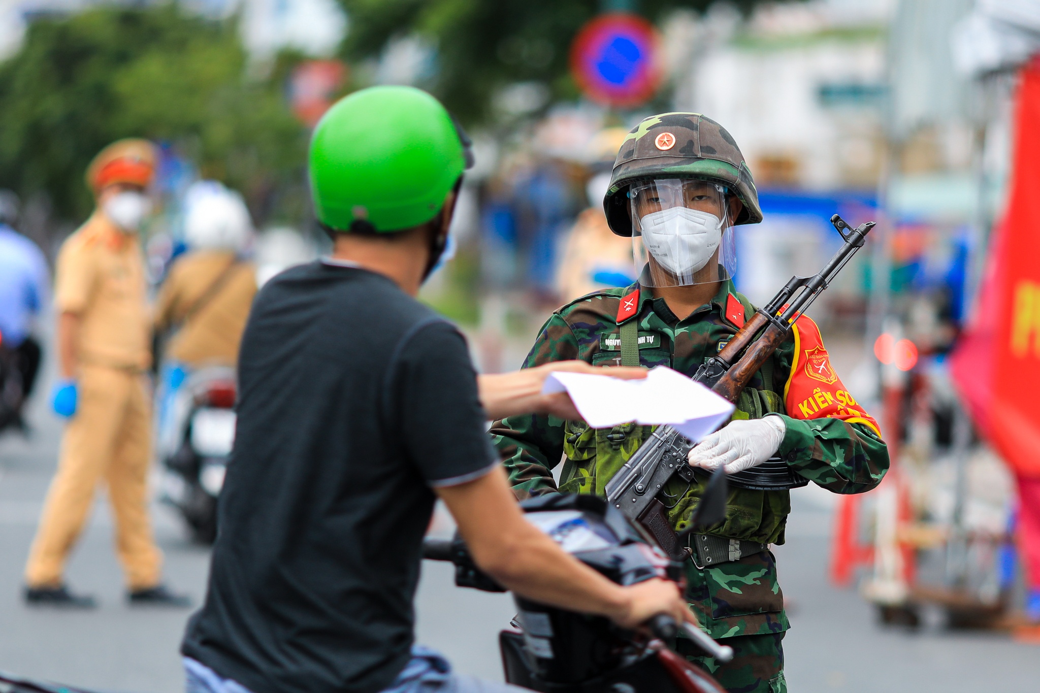 Canh sat luu thong tin nguoi di duong o TP.HCM anh 5