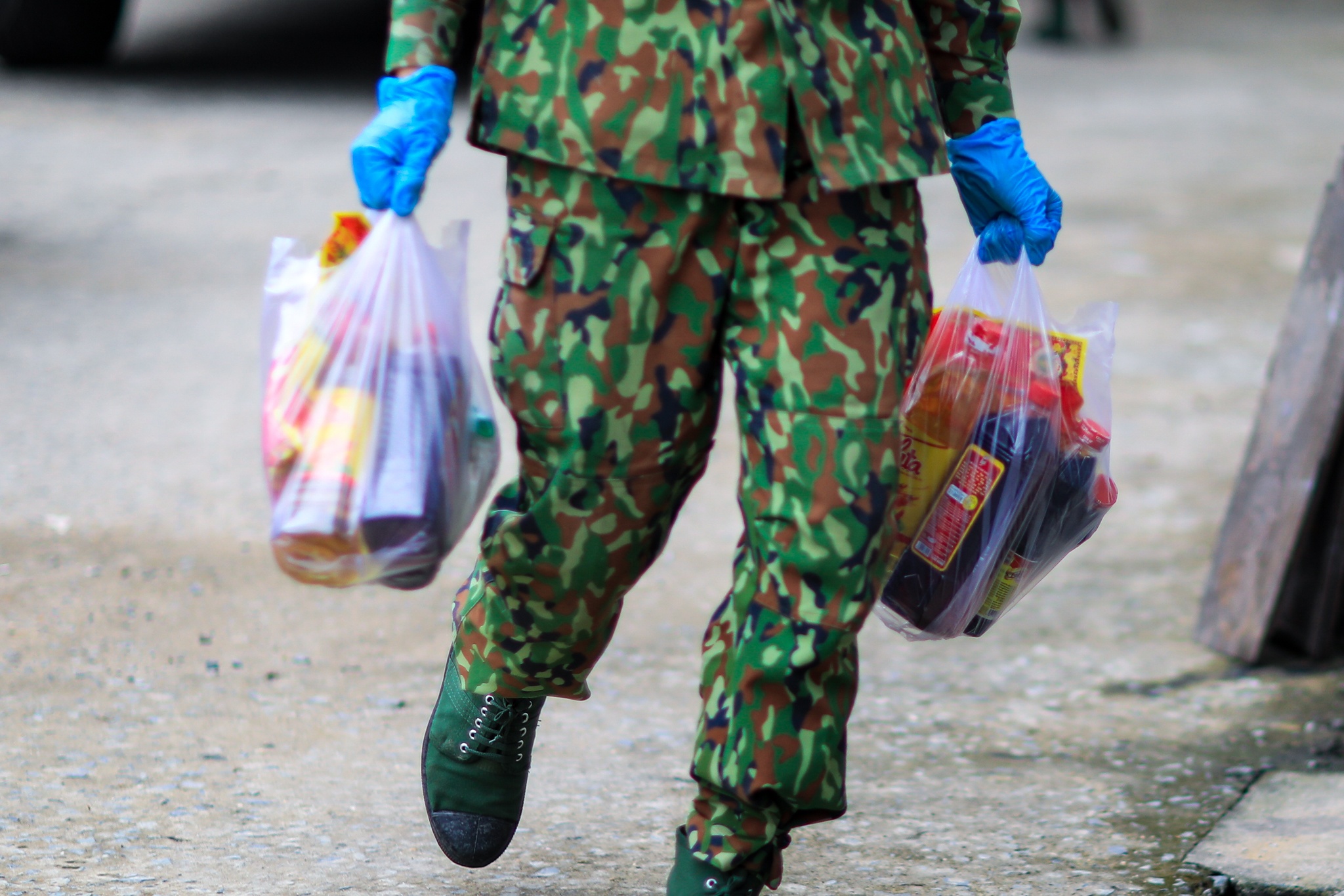 bo doi trao qua cho dan o TP.HCM anh 4