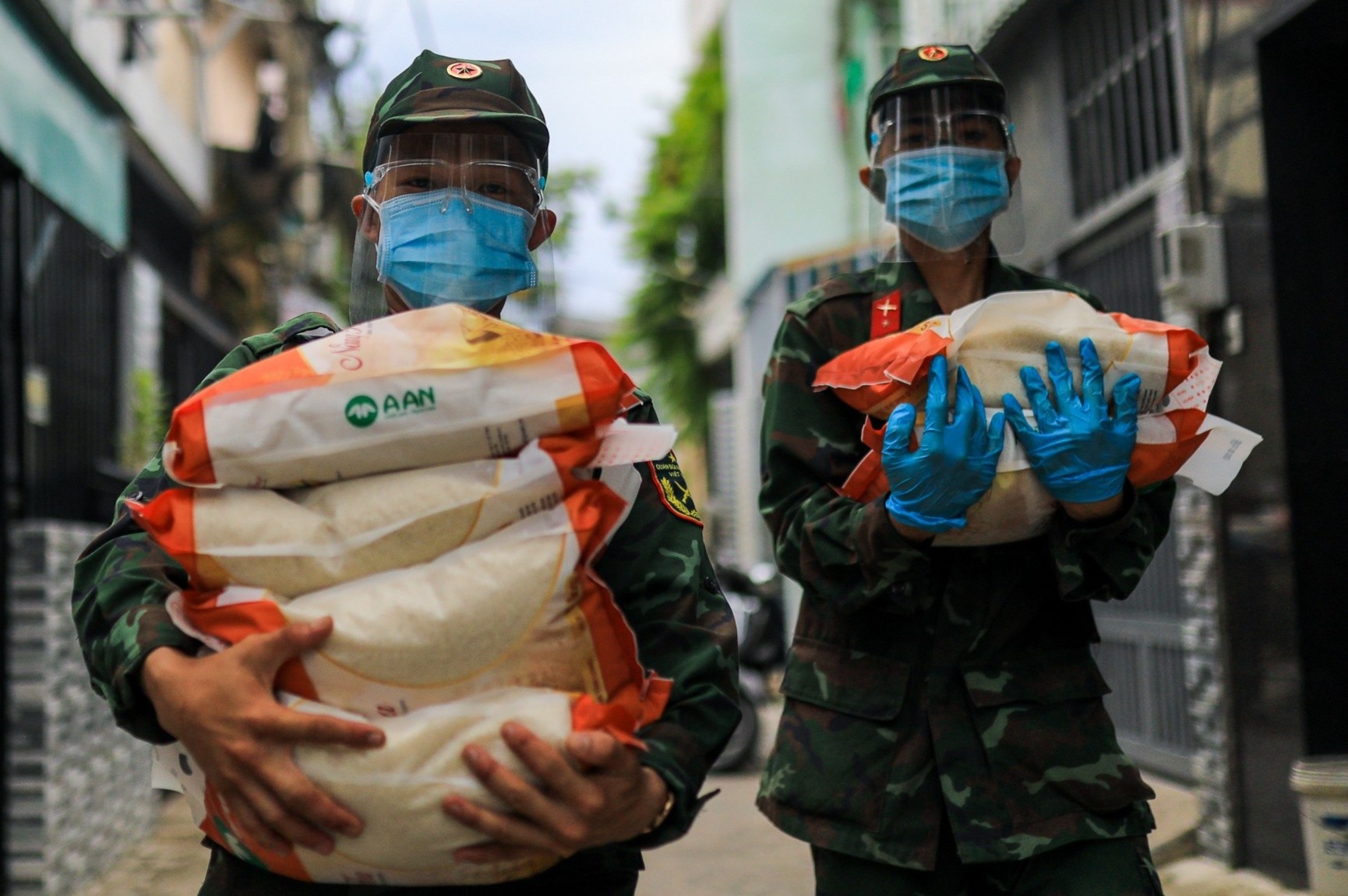 Bo doi len loi sau trong hem, go cua trao gao cho nguoi dan o TP.HCM hinh anh