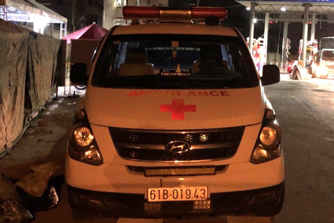 Dung xe cuu thuong cho nguoi di dam tang hinh anh