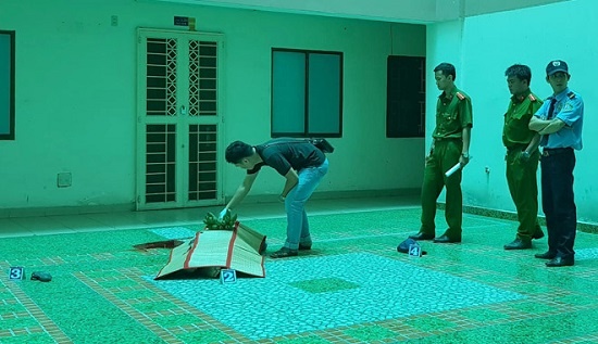 Nguoi dan ong bi dam chet trong san nha hinh anh