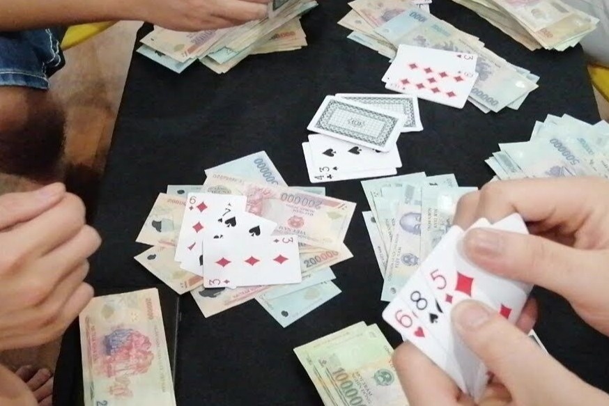 Nhan tien ho tro roi danh bac, 13 nguoi doi dien muc phat 180 trieu hinh anh