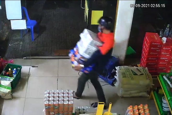 trộm cửa hàng Bách Hóa Xanh ở TP.HCM ảnh 2 trom cua hang Bach Hoa Xanh o TP.HCM anh 2