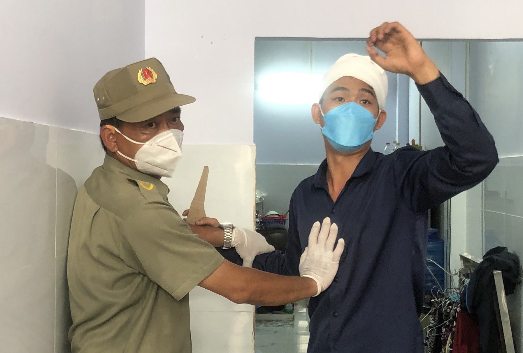 Cha bi dam tu vong khi can ngan 2 con xo xat hinh anh