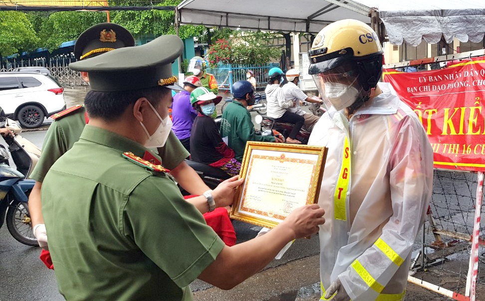 Tham gia chong dich, 22 canh sat TP.HCM nhan bang khen cua Bo Cong an hinh anh