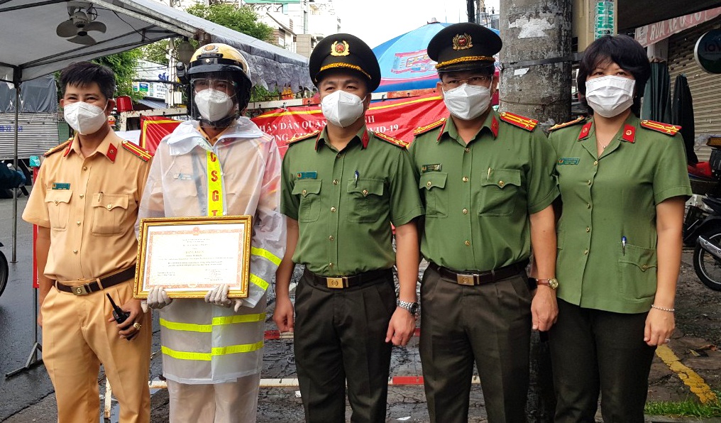 Bo cong an khen thuong cho 22 canh sat o TP.HCM anh 2