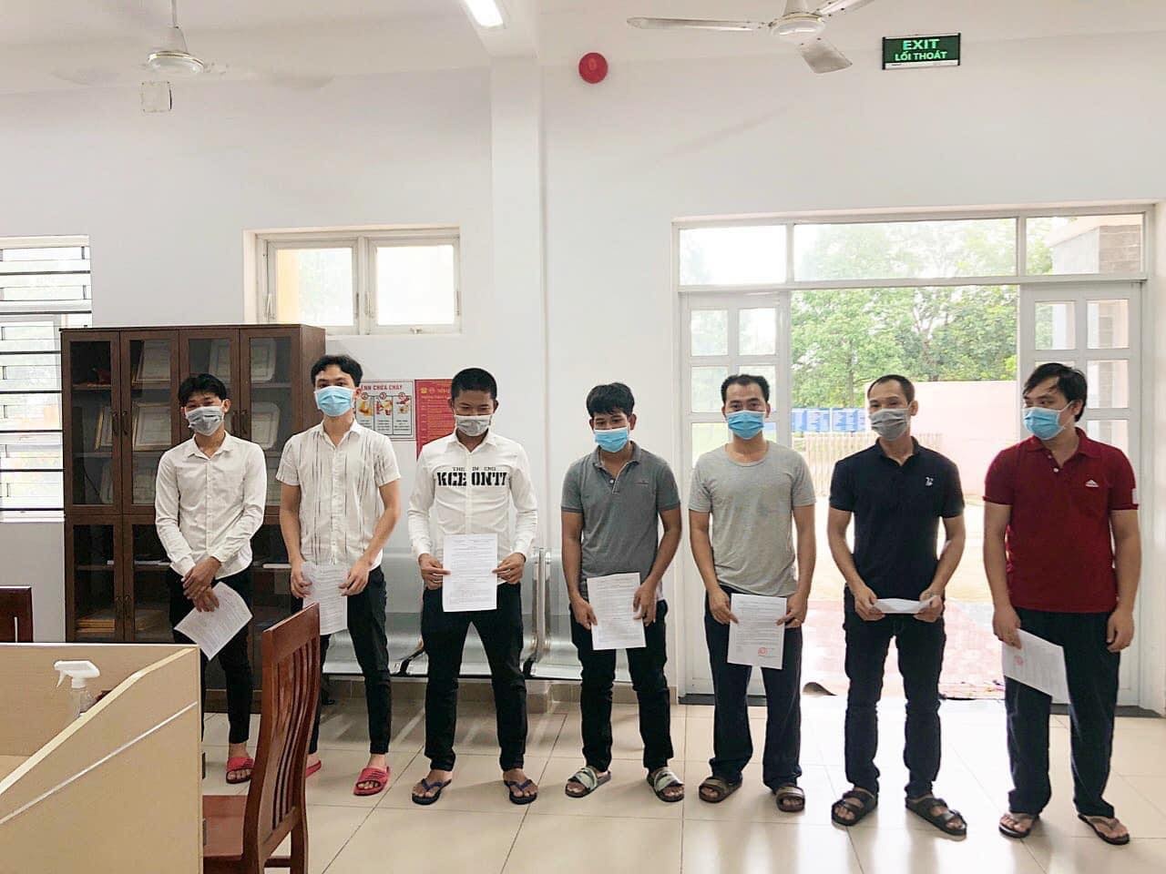 an nhau bi xu phat trong mua dich Covid-19 anh 1