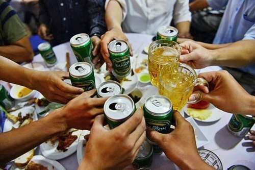 7 cong nhan tu tap an nhau bi phat hon 100 trieu dong hinh anh