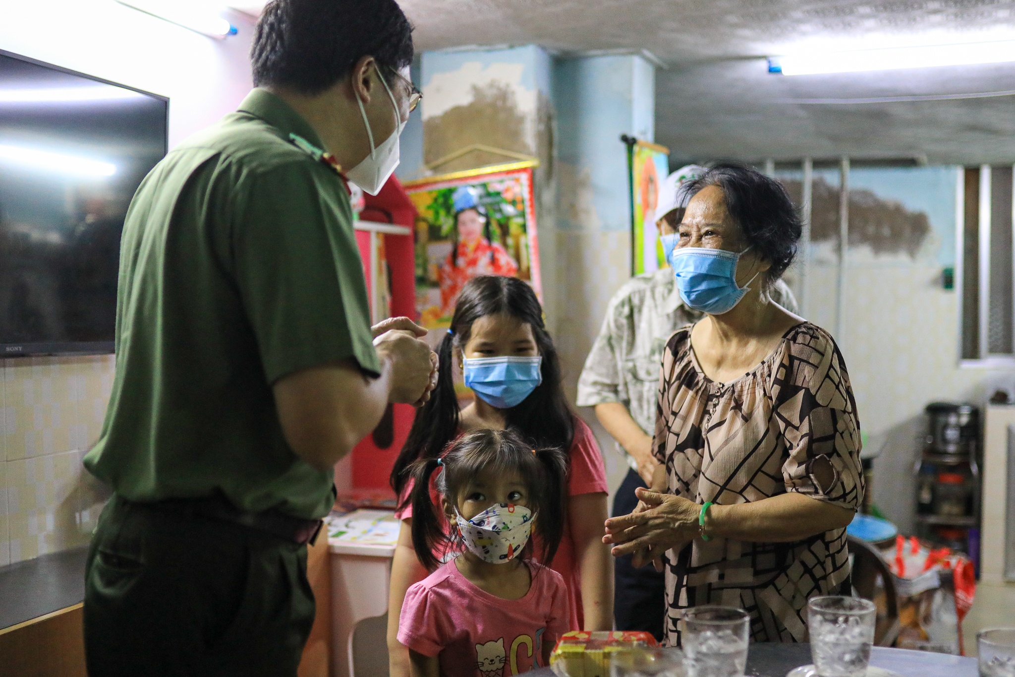 Cong an TP.HCM trao qua trung thu anh 8