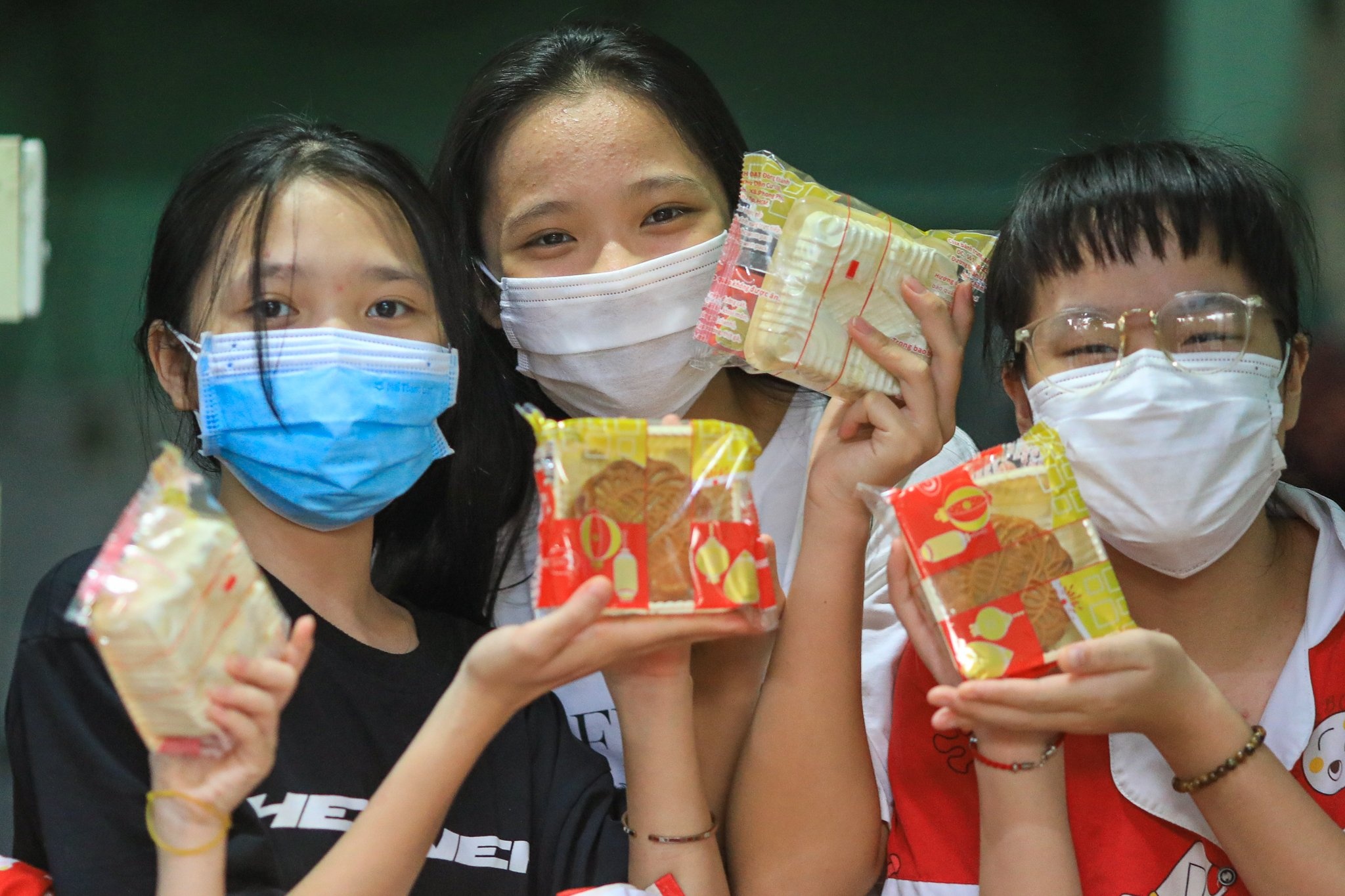 Cong an TP.HCM trao 1.000 phan qua Trung thu cho tre em hinh anh