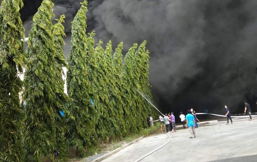 Chay lon tai cong ty san xuat mut xop o Binh Duong hinh anh