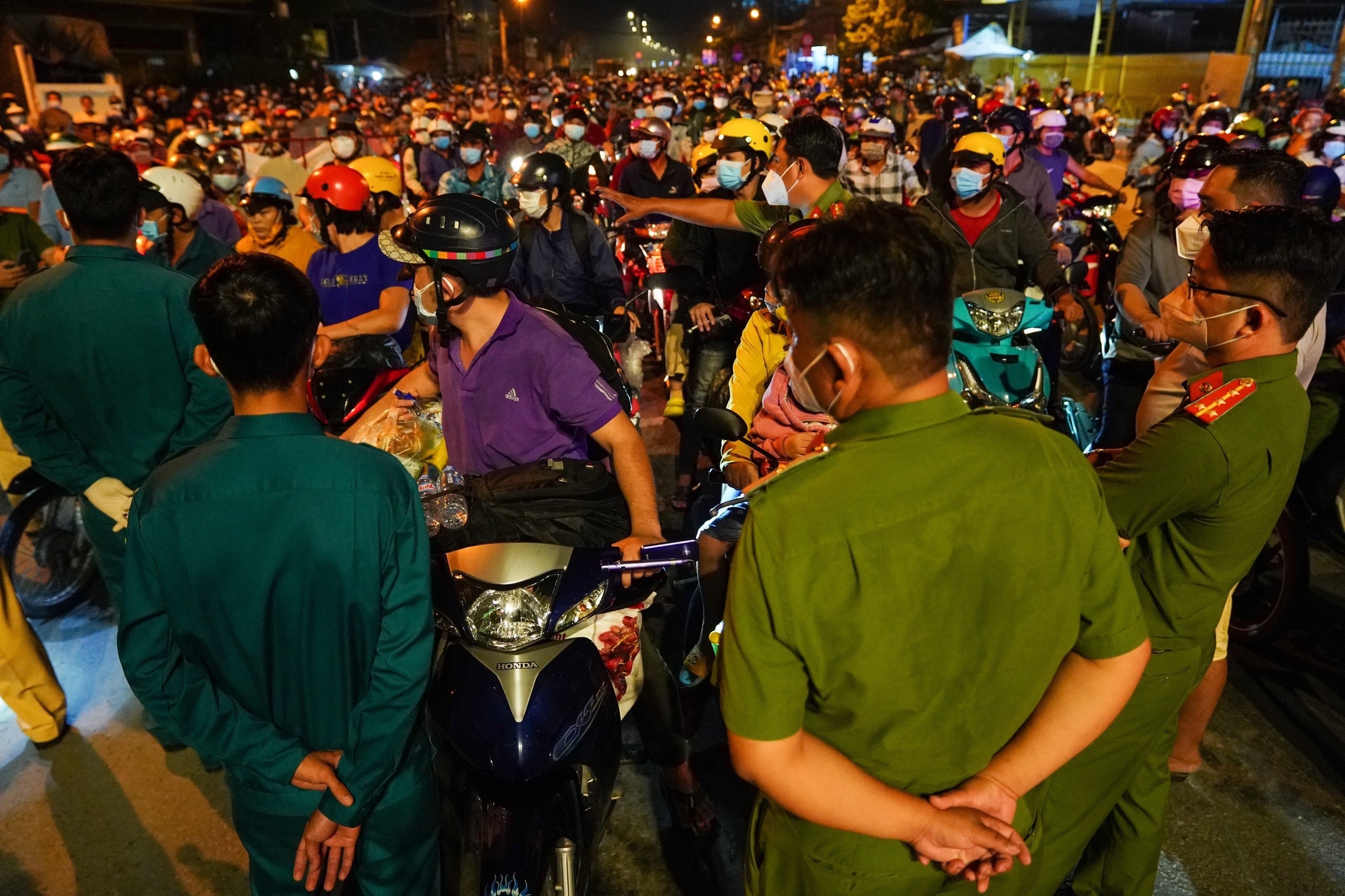 Cua ngo TP.HCM un u giua dem vi nguoi dan keo ve que hinh anh