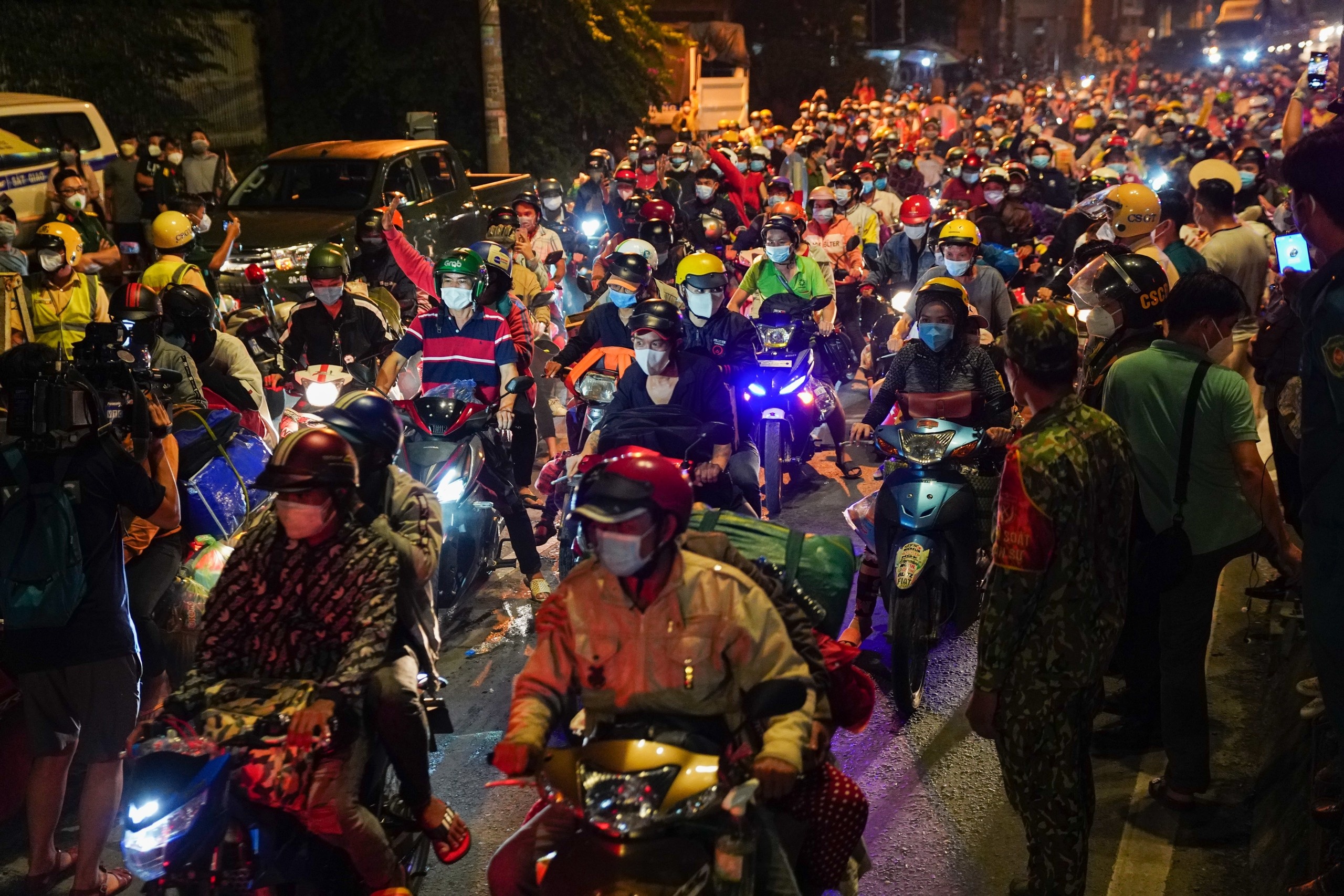 Nguoi dan keo nhau roi TP.HCM anh 9