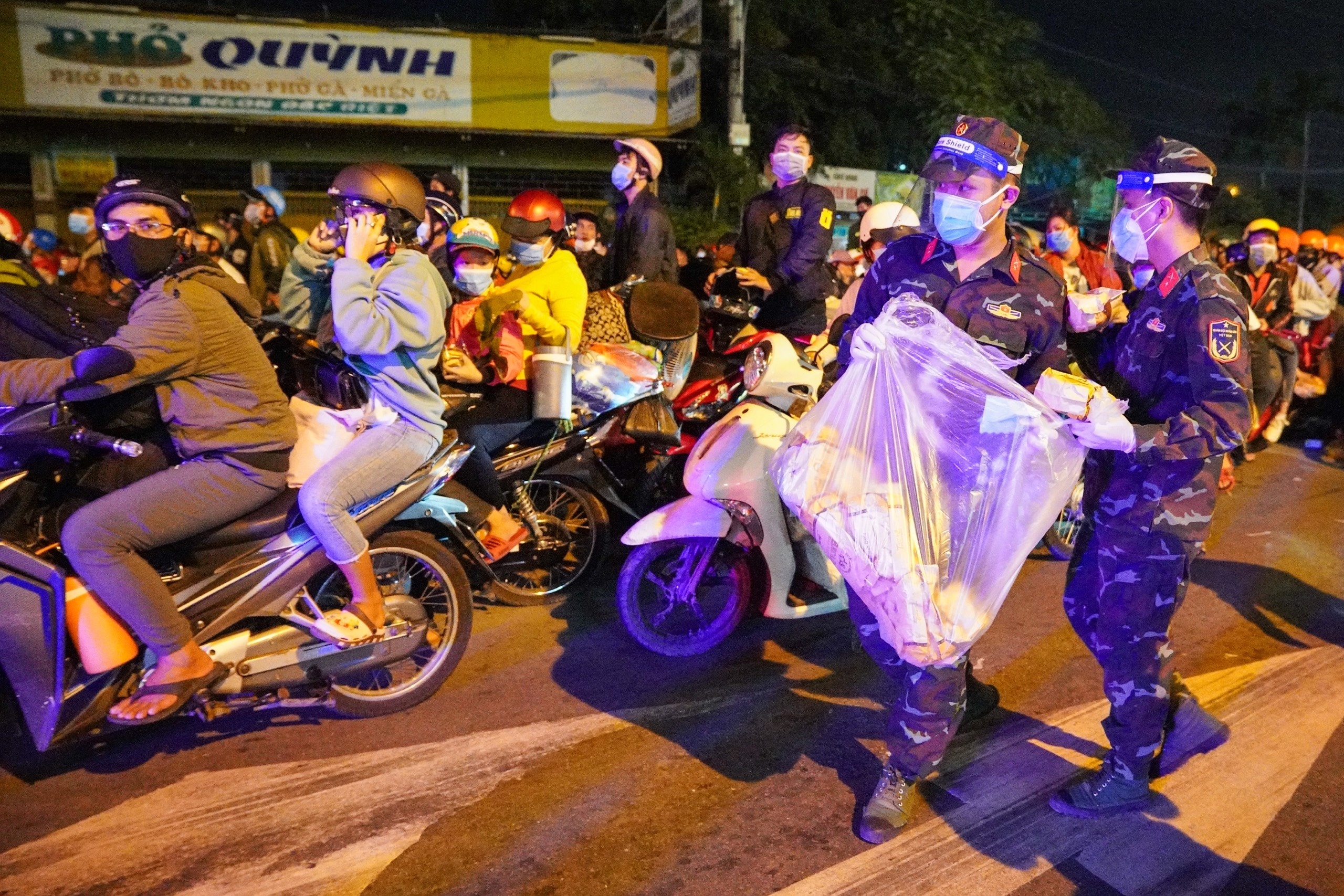 Nguoi dan keo nhau roi TP.HCM anh 8