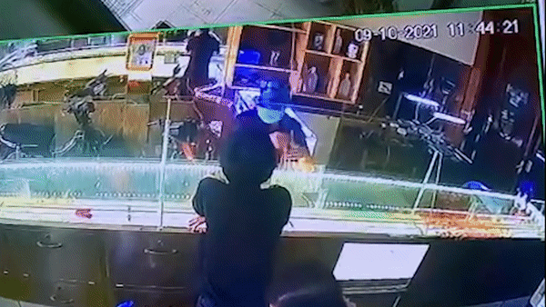 Giat 2 soi day chuyen trong tiem vang o TP.HCM hinh anh