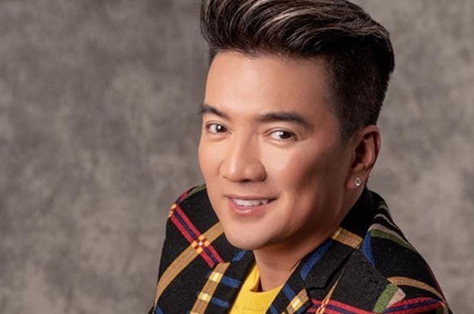 Cong an tinh Binh Duong lam viec voi ca si Dam Vinh Hung hinh anh