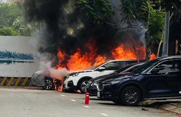 Nghi vo co quan he bat chinh voi sep, nguoi chong dot 2 oto hinh anh