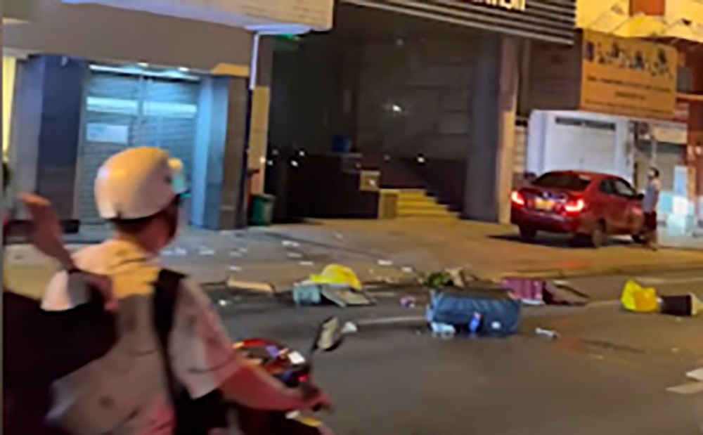 Nguoi phu nu nem do dac tu khach san xuong duong hinh anh