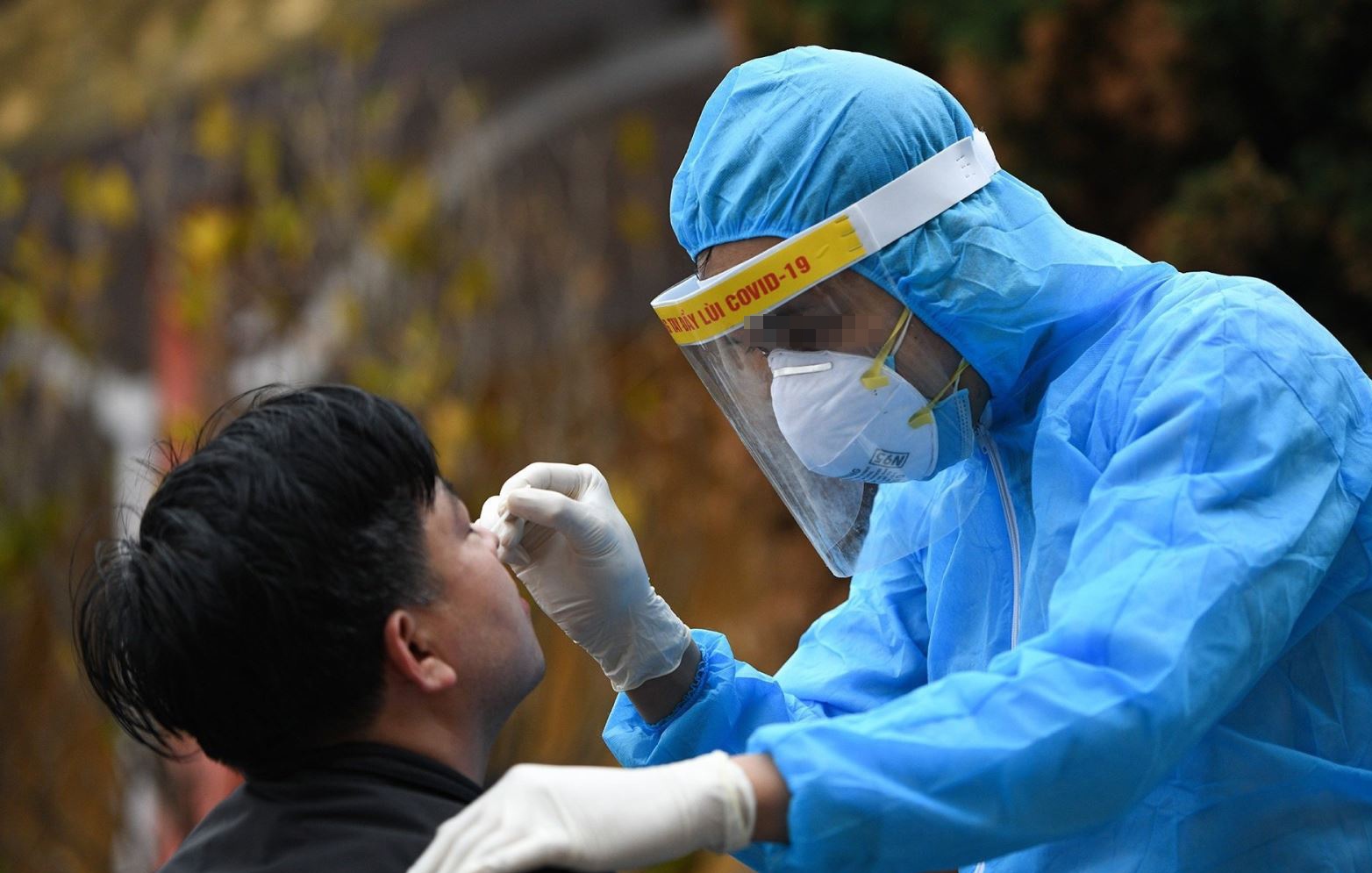 Thong tin 3 nhan vien y te chuoc thuoc me, chiem doat tai san la gia hinh anh