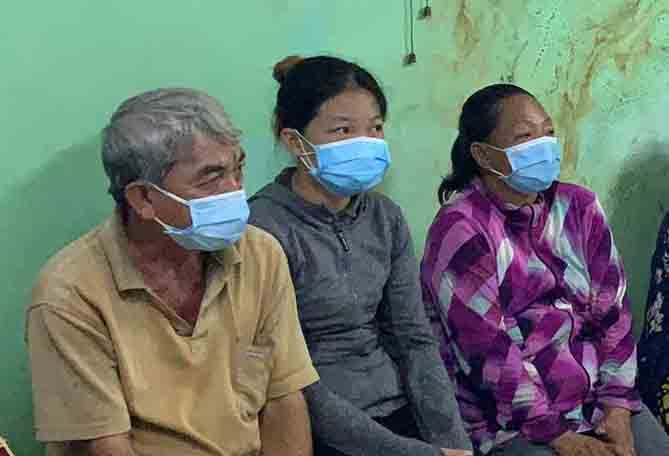 Canh sat lam viec voi 9 nguoi thu phi dau oto o TP.HCM hinh anh