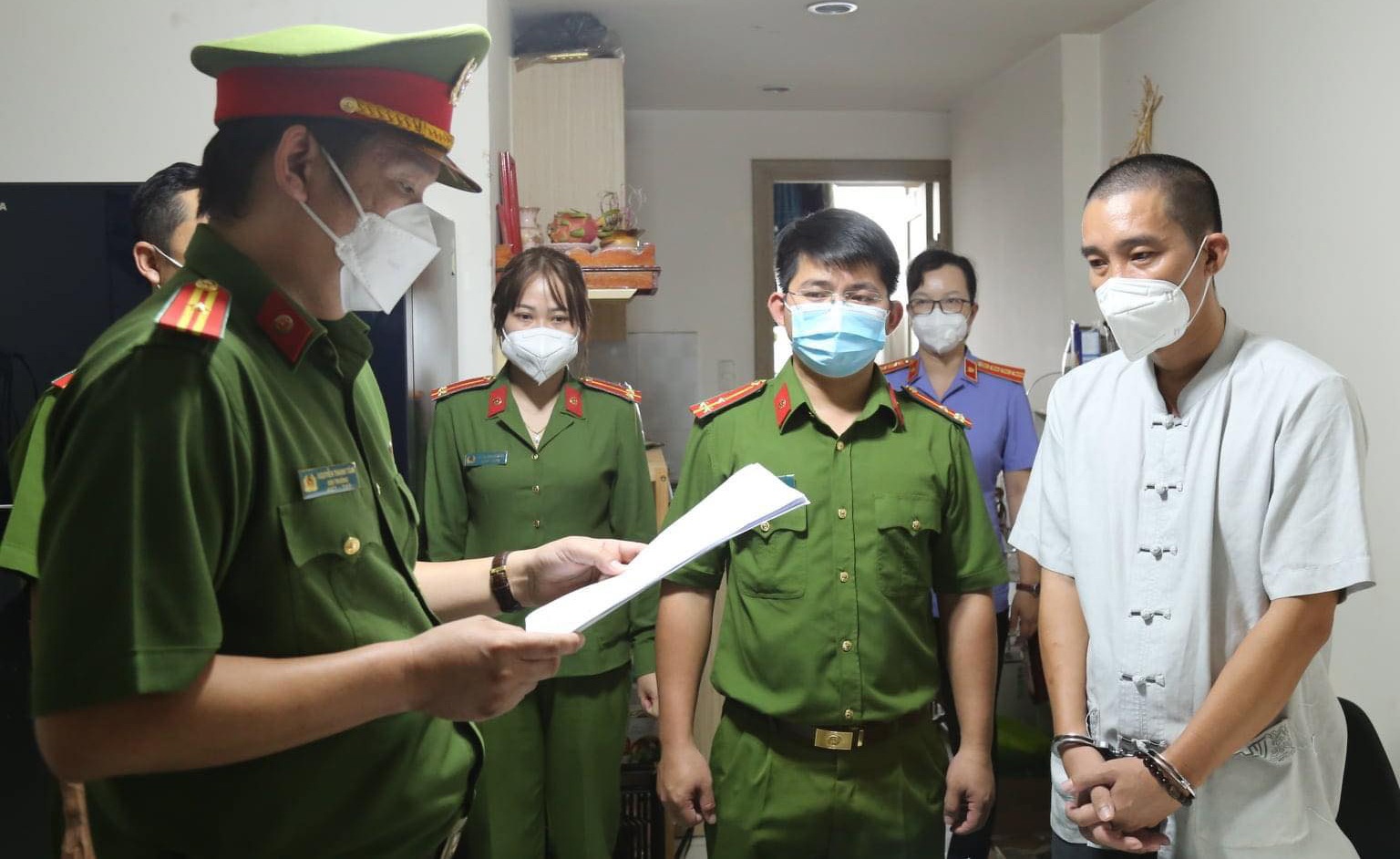 Bat giam doc cong ty bat dong san anh 1