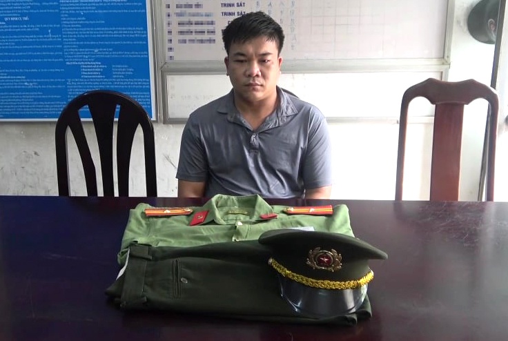 Mua quan phuc cong an gia de lua tinh phu nu hinh anh