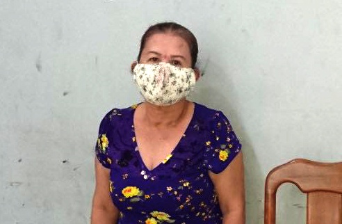 Nguoi phu nu vo mua vang roi cuop giat hinh anh