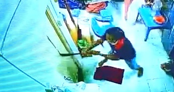 Nguoi phu nu ban rau bi ga dan ong duoi chem o TP.HCM hinh anh