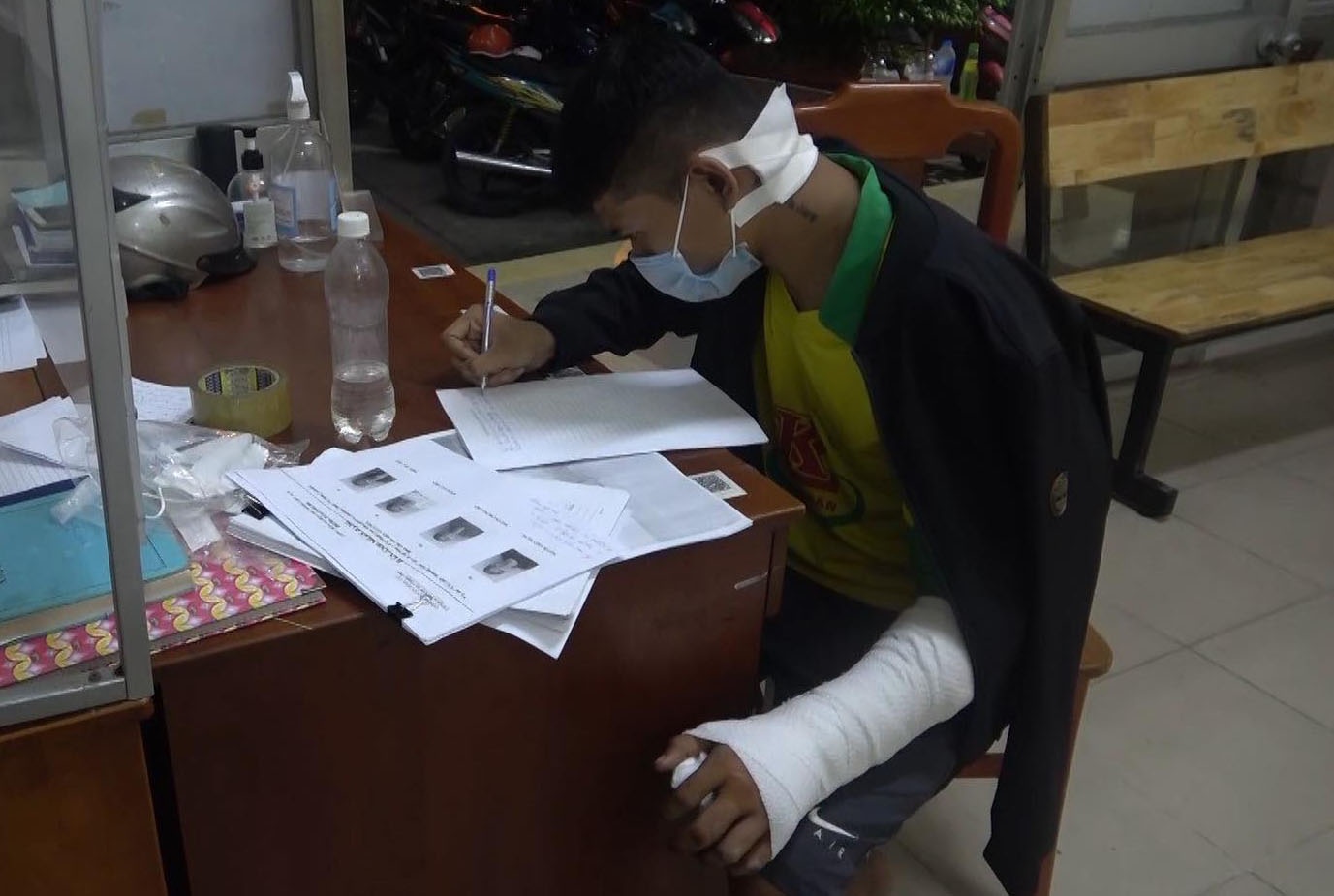 Tam giu 20 nguoi hon chien o TP.HCM hinh anh