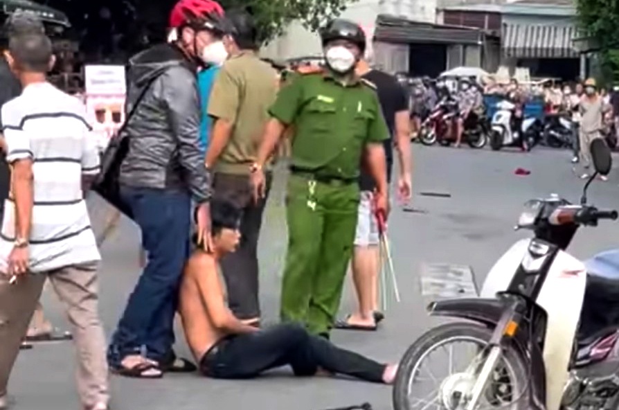 Canh sat vay bat 2 nhom hon chien o TP.HCM hinh anh